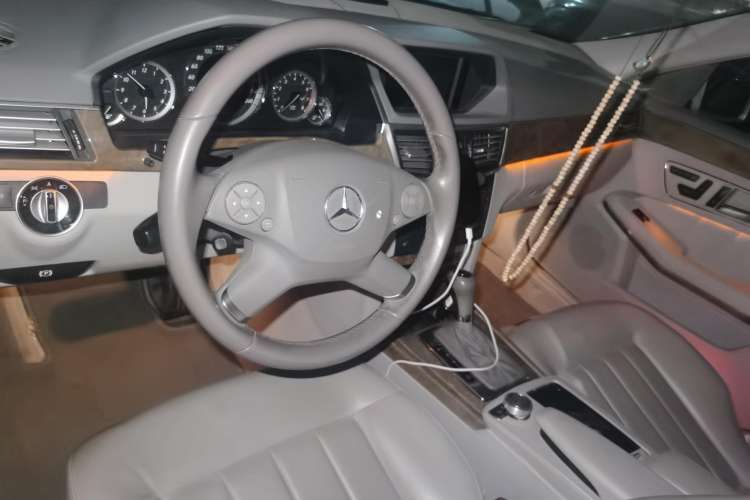 Used Mercedes-Benz E-Class 2010 E 200 CGI Elegant Model Center Console