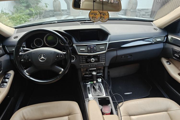 Used Mercedes-Benz E-Class 2010 E 260 CGI Fashion Model Center Console