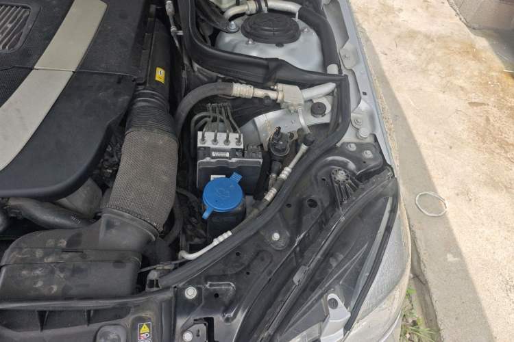 Used Mercedes-Benz E-Class 2010 E 300 Fashion Luxury Edition Engine Bay Left