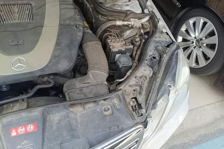 Used Mercedes-Benz E-Class 2010 E 300 L Fashion Model Engine Bay Left