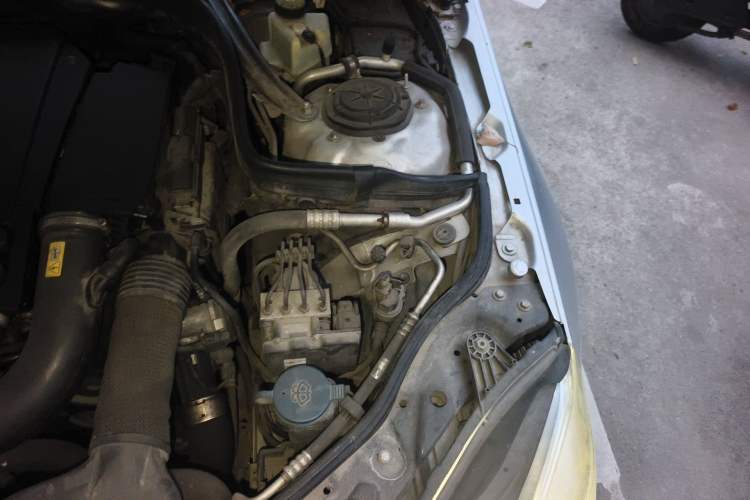 Used Mercedes-Benz E-Class 2010 E 260 CGI Fashion Model Engine Bay Left