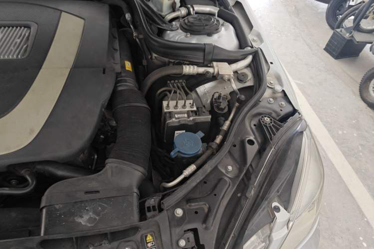 Used Mercedes-Benz E-Class 2010 E 300 Elegant Luxury Edition Engine Bay Left