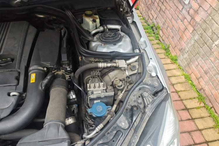 Used Mercedes-Benz E-Class 2010 E 200 CGI Elegant Model Engine Bay Left