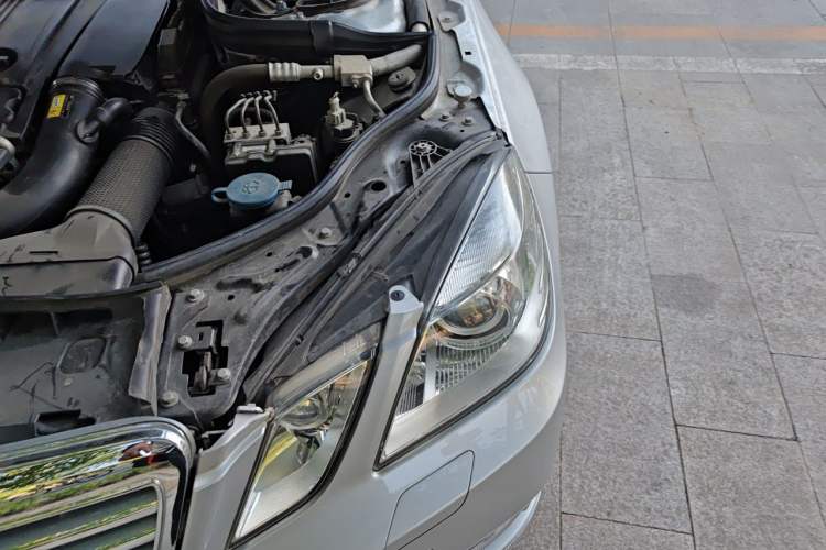 Used Mercedes-Benz E-Class 2010 E 200 CGI Elegant Model Engine Bay Left