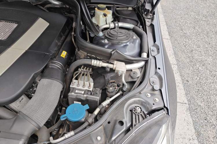 Used Mercedes-Benz E-Class 2010 E 300 L Fashion Model Engine Bay Left