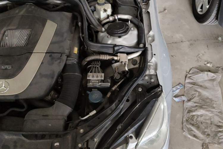 Used Mercedes-Benz E-Class 2010 E 300 Fashion Luxury Edition Engine Bay Left