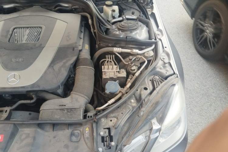 Used Mercedes-Benz E-Class 2010 E 300 Fashion Luxury Edition Engine Bay Left