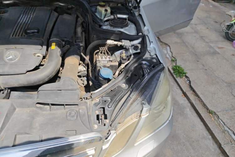 Used Mercedes-Benz E-Class 2010 E 260 CGI Fashion Model Engine Bay Left
