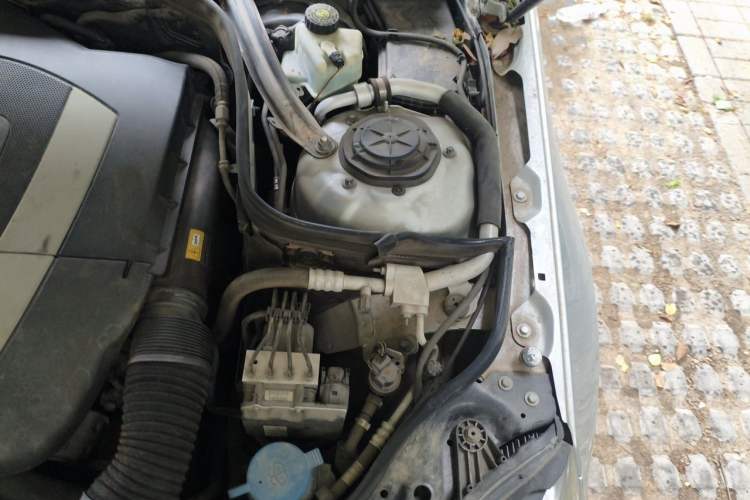 Used Mercedes-Benz E-Class 2010 E 300 L Fashion Model Engine Bay Left