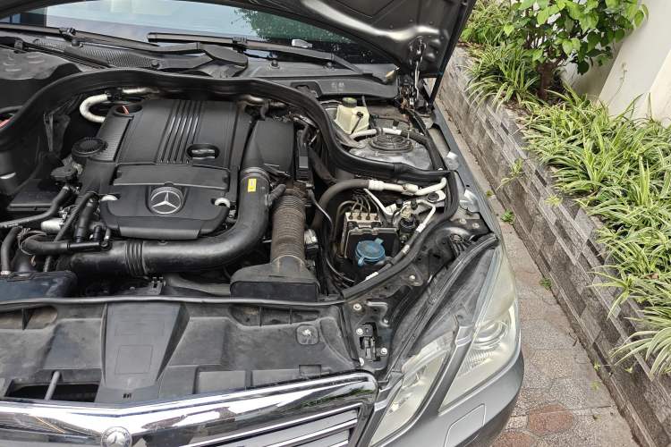 Used Mercedes-Benz E-Class 2010 E 260 CGI Fashion Model Engine Bay Left
