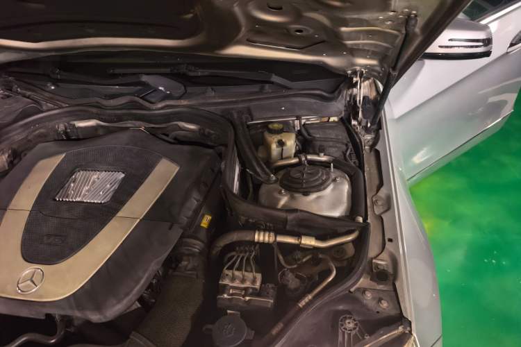 Used Mercedes-Benz E-Class 2010 E 300 Fashion Luxury Edition Engine Bay Left
