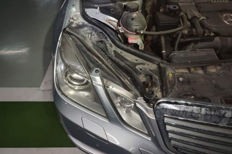 Used Mercedes-Benz E-Class 2010 E 200 CGI Elegant Model Engine Bay Right