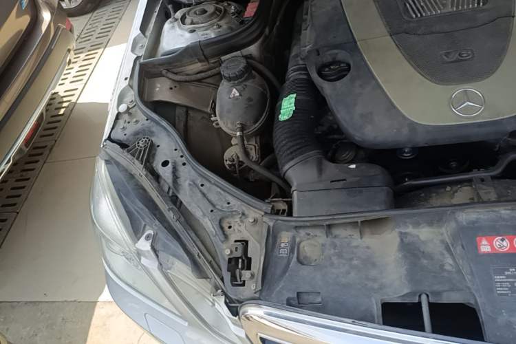 Used Mercedes-Benz E-Class 2010 E 300 L Fashion Model Engine Bay Right