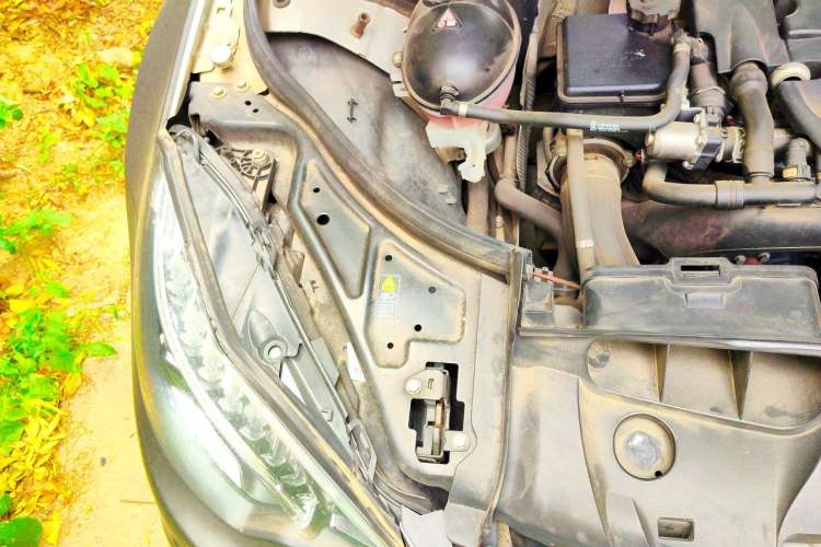Used Mercedes-Benz E-Class 2010 E 260 CGI Coupe Engine Bay Right