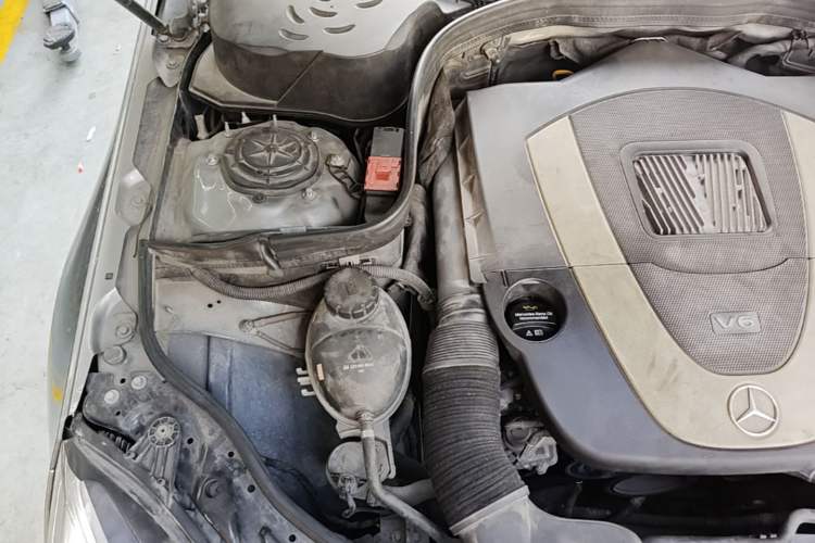 Used Mercedes-Benz E-Class 2010 E 300 Elegant Luxury Edition Engine Bay Right