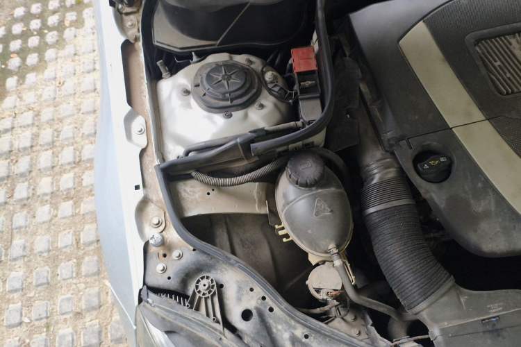 Used Mercedes-Benz E-Class 2010 E 300 L Fashion Model Engine Bay Right