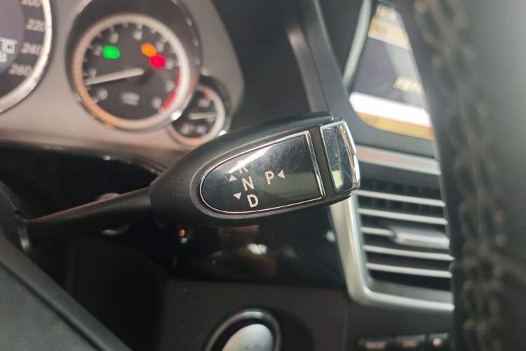 Used Mercedes-Benz E-Class 2010 E 300 Fashion Luxury Edition Gear Lever