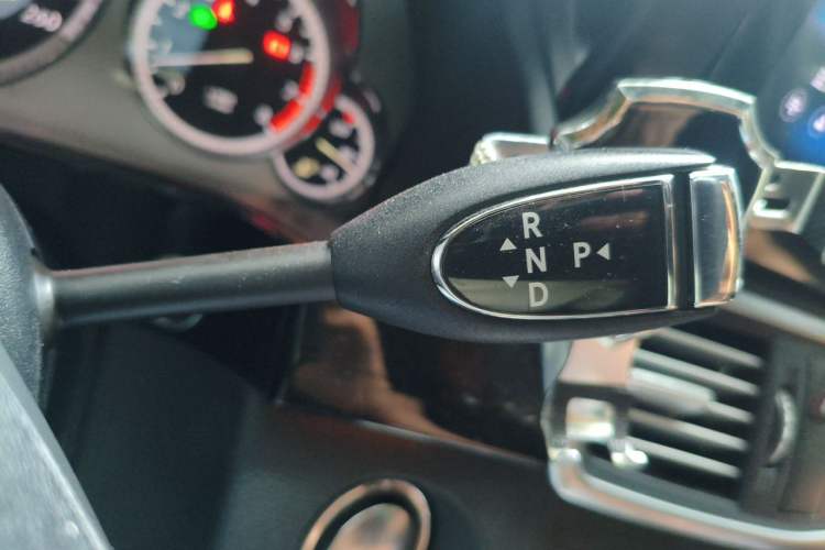 Used Mercedes-Benz E-Class 2010 E 300 L Fashion Model Gear Lever