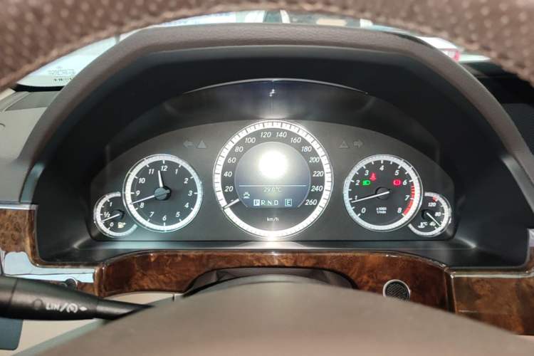 Used Mercedes-Benz E-Class 2010 E 200 CGI Elegant Model Instrument Cluster