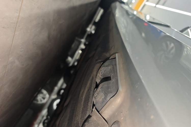 Used Mercedes-Benz E-Class 2010 E 300 Fashion Luxury Edition Left Side Sill