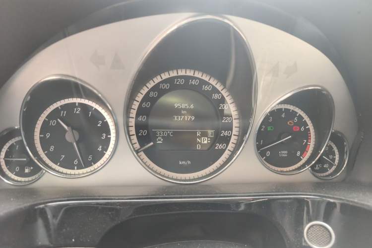 Used Mercedes-Benz E-Class 2010 E 300 L Fashion Model Odometer Close Up