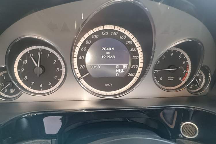 Used Mercedes-Benz E-Class 2010 E 300 L Fashion Model Odometer Close Up
