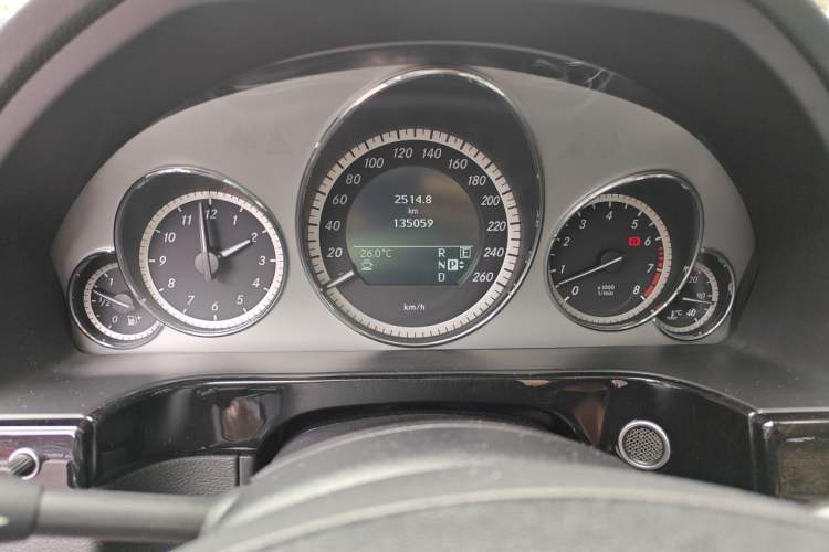 Used Mercedes-Benz E-Class 2010 E 300 L Fashion Model Odometer Close Up