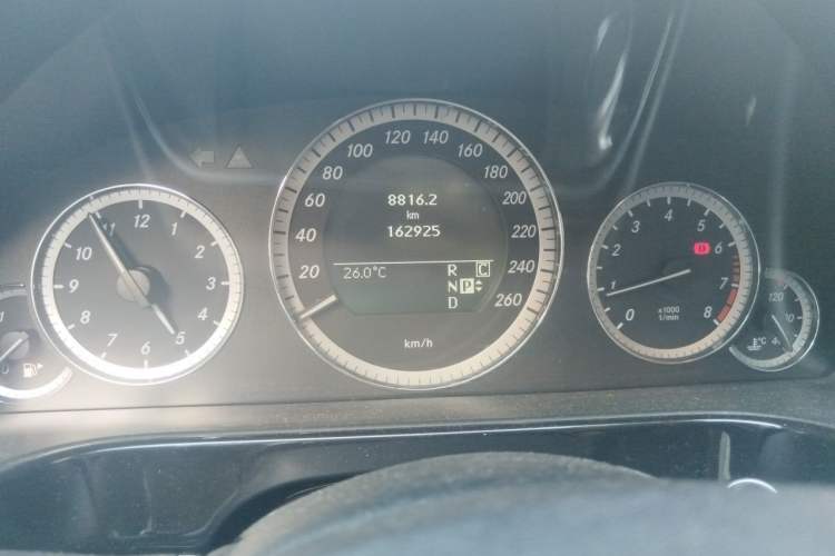 Used Mercedes-Benz E-Class 2010 E 300 Fashion Luxury Edition Odometer Close Up