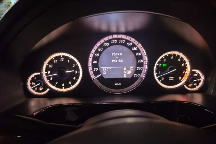 Used Mercedes-Benz E-Class 2010 E 300 Fashion Luxury Edition Odometer Close Up