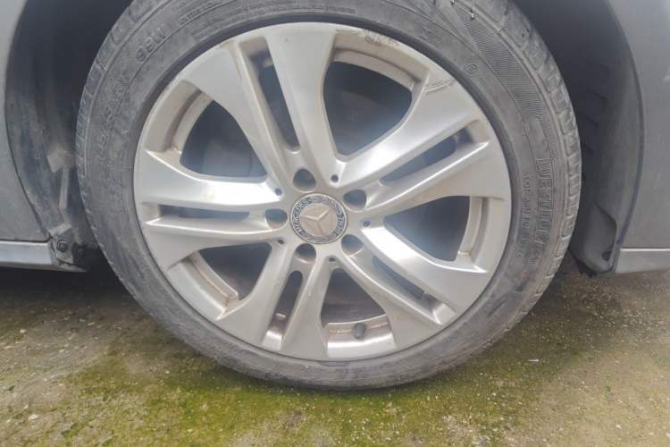 Used Mercedes-Benz E-Class 2010 E 200 CGI Elegant Model Right Front Wheel Hub