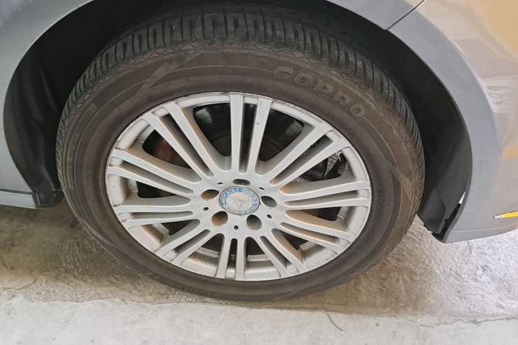 Used Mercedes-Benz E-Class 2010 E 300 Elegant Luxury Edition Right Front Wheel Hub