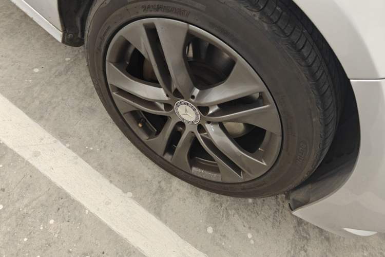 Used Mercedes-Benz E-Class 2010 E 300 Elegant Luxury Edition Right Front Wheel Hub