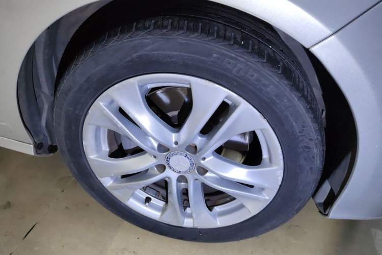 Used Mercedes-Benz E-Class 2010 E 260 CGI Fashion Model Right Front Wheel Hub