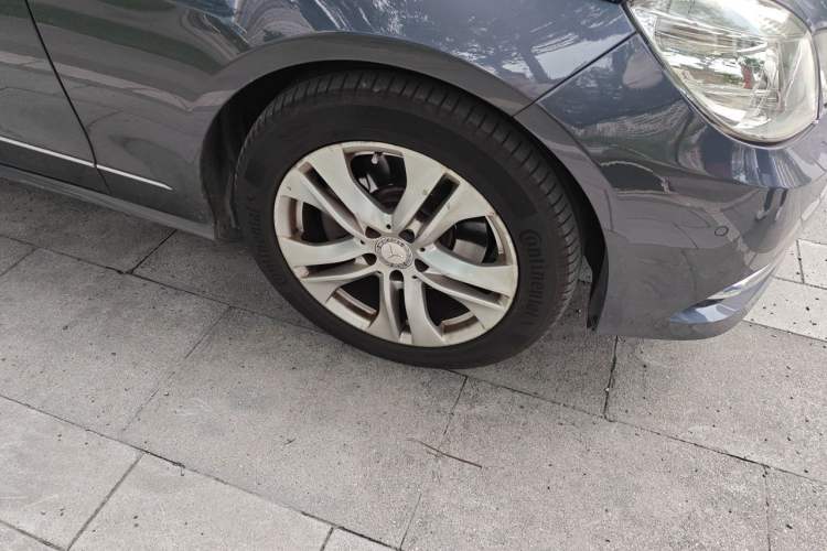 Used Mercedes-Benz E-Class 2010 E 300 L Fashion Model Right Front Wheel Hub