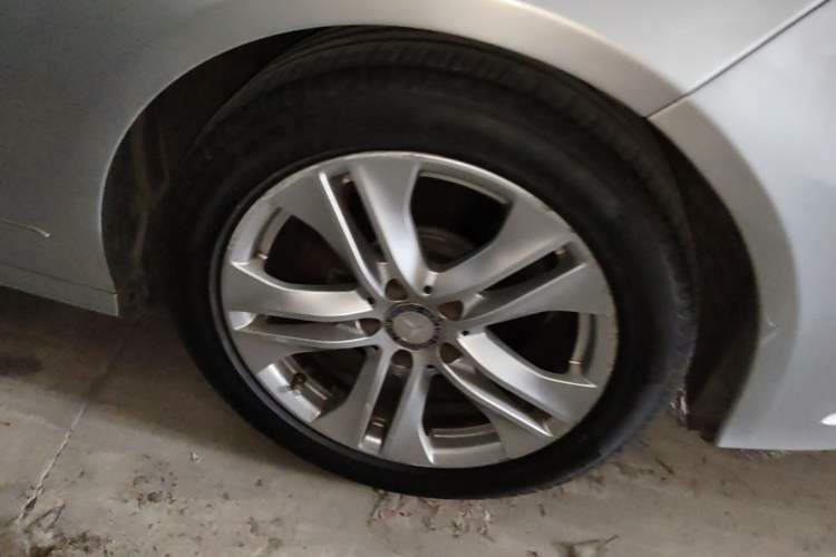 Used Mercedes-Benz E-Class 2010 E 300 Fashion Luxury Edition Right Front Wheel Hub