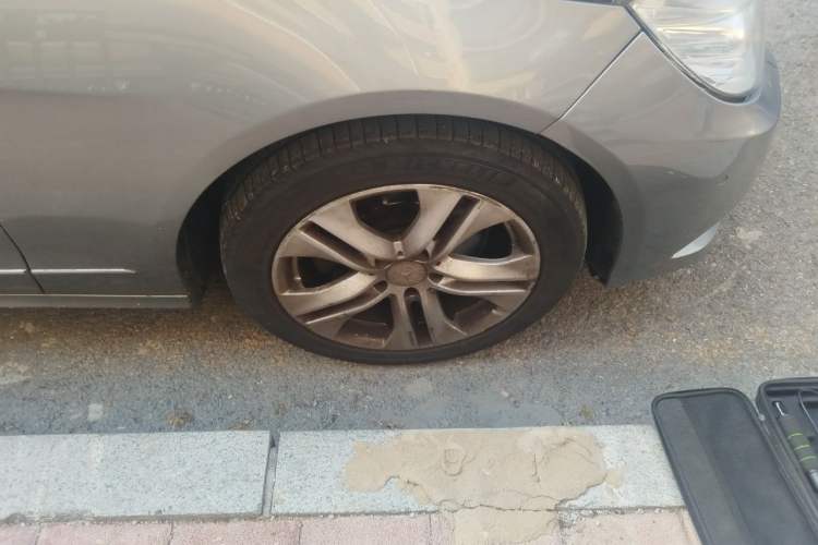 Used Mercedes-Benz E-Class 2010 E 300 Fashion Luxury Edition Right Front Wheel Hub