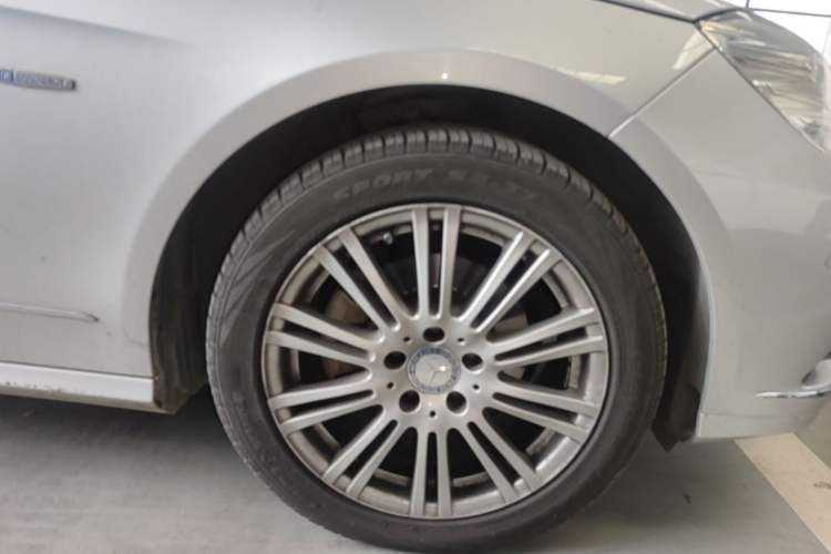 Used Mercedes-Benz E-Class 2010 E 200 CGI Elegant Model Right Front Wheel Hub