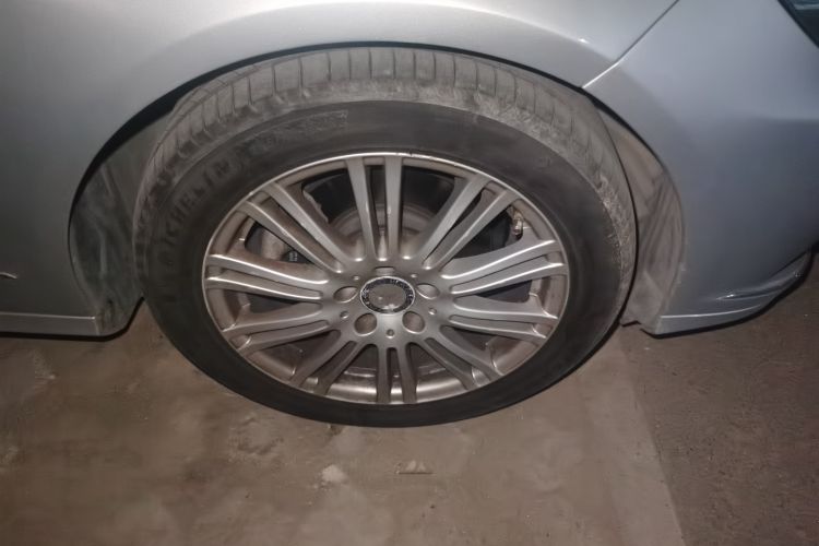 Used Mercedes-Benz E-Class 2010 E 200 CGI Elegant Model Right Front Wheel Hub