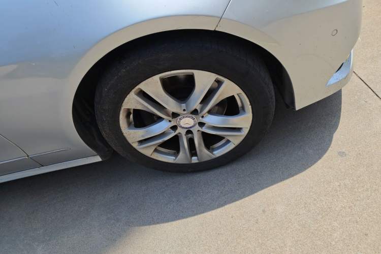 Used Mercedes-Benz E-Class 2010 E 260 CGI Fashion Model Right Front Wheel Hub