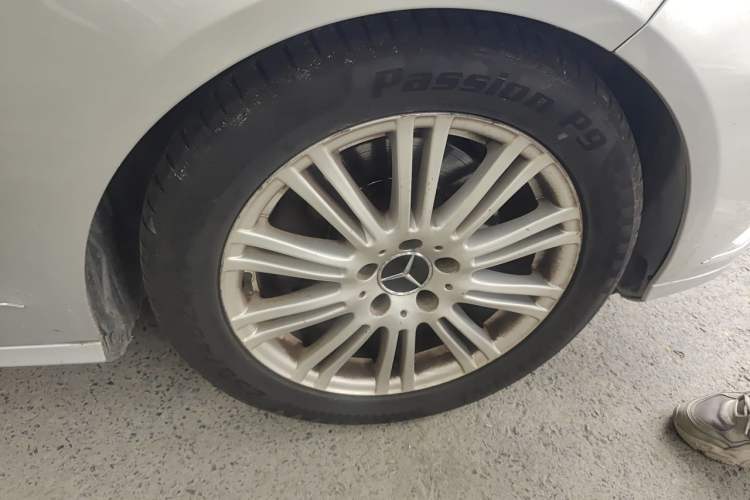 Used Mercedes-Benz E-Class 2010 E 260 L CGI Elegant Model Right Front Wheel Hub