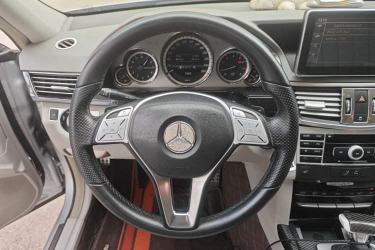 Used Mercedes-Benz E-Class 2010 E 200 CGI Elegant Model Steering Wheel