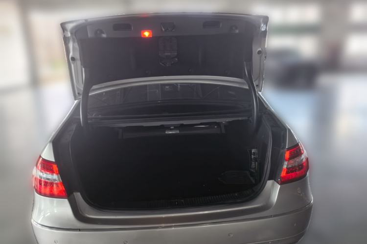 Used Mercedes-Benz E-Class 2010 E 200 CGI Elegant Model Trunk