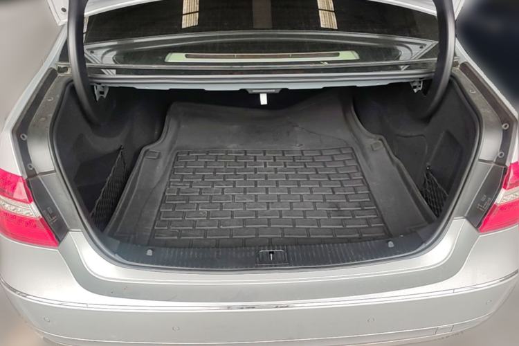 Used Mercedes-Benz E-Class 2010 E 200 CGI Elegant Model Trunk