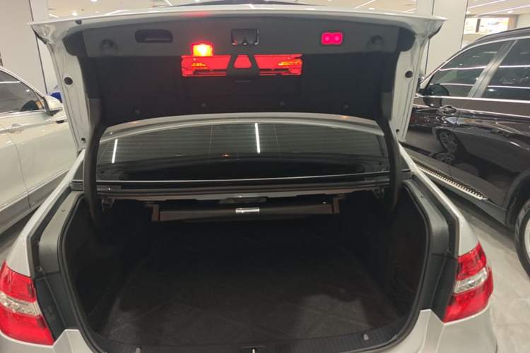 Used Mercedes-Benz E-Class 2010 E 300 Fashion Luxury Edition Trunk