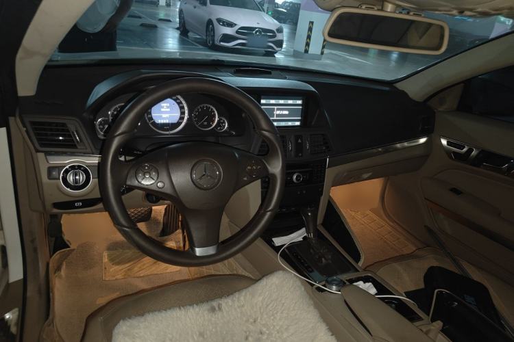 Used Mercedes-Benz E-Class 2010 E 260 CGI Coupe Center Console