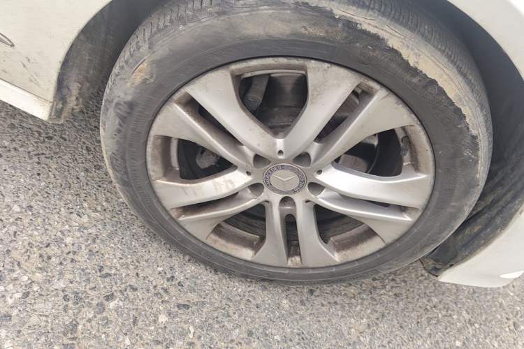 Used Mercedes-Benz E-Class 2010 E 260 CGI Fashion Model Right Front Wheel Hub