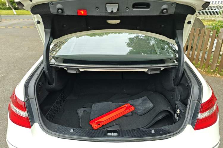 Used Mercedes-Benz E-Class 2010 E 260 CGI Coupe Trunk