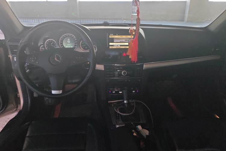 Used Mercedes-Benz E-Class 2010 E 260 CGI Coupe Center Console