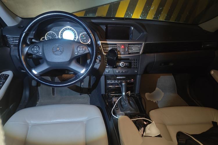 Used Mercedes-Benz E-Class 2010 E 260 CGI Fashion Model Center Console