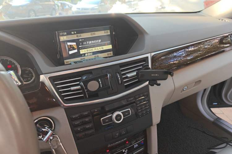 Used Mercedes-Benz E-Class 2011 E 200 L CGI Elegant Model Audio And AC Panel